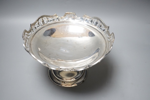 An Edwardian silver pedestal bowl, with pierced border, Martin, Hall & Co, Sheffield, 1908, diameter 25cm, 20.5oz.
